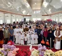 Bupati Kubu Raya Sujiwo menyerahkan santunan anak yatim di Sungai Kakap.