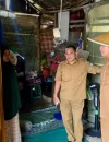 Bupati Kubu Raya Sujiwo meninjau rumah warga tidak layak huni di Desa Arang Limbung yang akan dibangun ulang setelah Lebaran.
