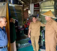 Bupati Kubu Raya Sujiwo meninjau rumah warga tidak layak huni di Desa Arang Limbung yang akan dibangun ulang setelah Lebaran.