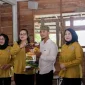 Donata Krisantus menyerahkan bantuan sembako kepada anak-anak Panti Asuhan Amal Jariah di Rasau Jaya, Kabupaten Kubu Raya saat kegiatan berbagi di bulan Ramadan.