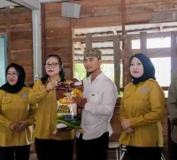 Donata Krisantus menyerahkan bantuan sembako kepada anak-anak Panti Asuhan Amal Jariah di Rasau Jaya, Kabupaten Kubu Raya saat kegiatan berbagi di bulan Ramadan.
