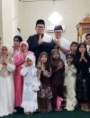 Sujiwo melaksanakan salat Idulfitri bersama warga di Masjid Agung Awwaluddin, Desa Limbung, (21/3/2026).
