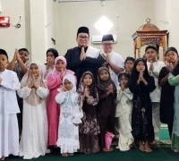 Sujiwo melaksanakan salat Idulfitri bersama warga di Masjid Agung Awwaluddin, Desa Limbung, (21/3/2026).