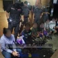Petugas imigrasi Malaysia saat operasi penertiban warga asing di Kuching.