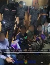 Petugas imigrasi Malaysia saat operasi penertiban warga asing di Kuching.