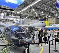 Pameran Industri Cerdas Dunia 2025 di Chongqing Stand pameran teknologi AI dan kendaraan listrik terhubung cerdas di Tiongkok. (Deng Rui/chinadaily.com.cn)