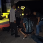 Polisi mengamankan dua terduga pelaku pembobolan gudang Shopee di Sanggau beserta barang bukti kendaraan dan alat yang disita. (Foto: Res-Sgu)