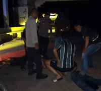 Polisi mengamankan dua terduga pelaku pembobolan gudang Shopee di Sanggau beserta barang bukti kendaraan dan alat yang disita. (Foto: Res-Sgu)