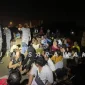 Petugas JIM Sarawak melakukan pemeriksaan terhadap WNI dalam operasi imigrasi di Kuching, Malaysia. (Foto: JIM Sarawak)
