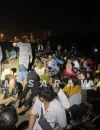 Petugas JIM Sarawak melakukan pemeriksaan terhadap WNI dalam operasi imigrasi di Kuching, Malaysia. (Foto: JIM Sarawak)