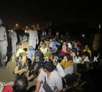 Petugas JIM Sarawak melakukan pemeriksaan terhadap WNI dalam operasi imigrasi di Kuching, Malaysia. (Foto: JIM Sarawak)
