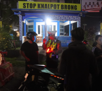 Polres Sintang menggelar razia malam dalam Operasi KRYD dan menertibkan 20 sepeda motor terkait knalpot brong serta pengendara tanpa helm, Sabtu (17/10/2026). (foto: res-Sintang)