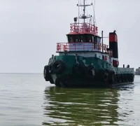 Kapal tunda yang ditahan Maritim Malaysia di perairan Bintulu karena diduga beroperasi tanpa jangkar. (Foto: facebook.com/maritimmalaysia)