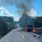 Truk Hino Dutro bermuatan material bangunan hangus terbakar di Jalan Kembayan–Simpang Tanjung, Kabupaten Sanggau.