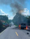 Truk Hino Dutro bermuatan material bangunan hangus terbakar di Jalan Kembayan–Simpang Tanjung, Kabupaten Sanggau.