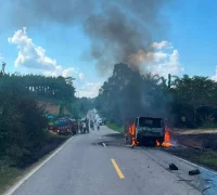Truk Hino Dutro bermuatan material bangunan hangus terbakar di Jalan Kembayan–Simpang Tanjung, Kabupaten Sanggau.