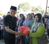 Staf Ahli Gubernur Kalbar Sefpri Kurniadi meninjau pelaksanaan operasi pasar murah di halaman Masjid Agung Nurul Islam Singkawang.