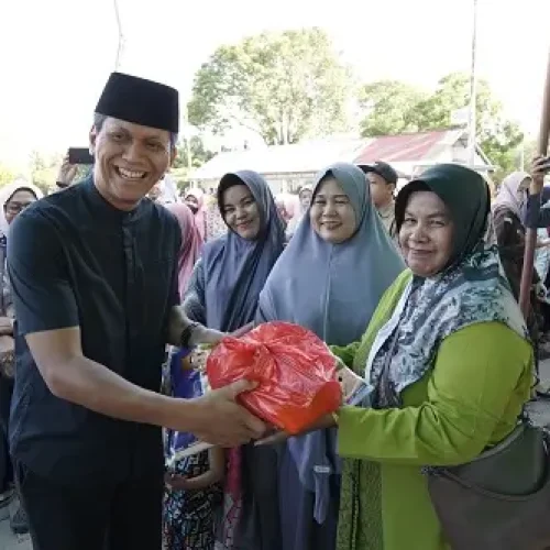 Staf Ahli Gubernur Kalbar Sefpri Kurniadi meninjau pelaksanaan operasi pasar murah di halaman Masjid Agung Nurul Islam Singkawang.