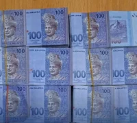 Uang Ringgit Malaysia senilai RM 90.000 yang diamankan Bea Cukai Sintete dalam penindakan pembawaan uang tunai tanpa laporan resmi di PLBN Aruk, Kabupaten Sambas. (Foto: Bea Cukai Sintete)