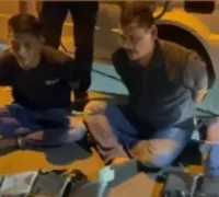 877968 (1) Petugas Bareskrim menunjukkan barang bukti sabu dan ekstasi dan dua pelaku, hasil pengungkapan jaringan narkoba Malaysia–Indonesia. (Mediahub.polri)