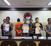 898140 (1) Polda Bali amankan tersangka KAS dan barang bukti sabu hampir 1 kg. (Mediahub.polri)