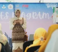 Windy Prihastari menyampaikan materi tentang peran strategis perempuan dalam Ladies Program Forum Rektor se-Indonesia di Pontianak. (MC Kalbar)