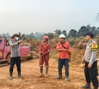 Tim gabungan memadamkan kebakaran lahan di Dusun Perawas, Kayong Utara, yang diperkirakan mencapai 50 hektare.