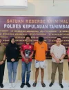 906427 (1) Petugas Polres Kepulauan Tanimbar mengamankan sopir angkot pelaku pencabulan siswi di Saumlaki. (instagram.com/humaspolreskep.tanimbar)