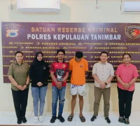 906427 (1) Petugas Polres Kepulauan Tanimbar mengamankan sopir angkot pelaku pencabulan siswi di Saumlaki. (instagram.com/humaspolreskep.tanimbar)