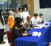 906945 (1) Kapolres Metro Bekasi Kombes Pol. Mustofa saat konferensi pers pengungkapan kasus penipuan tanah kavling di Mapolres Metro Bekasi. (Mediahub.polri)