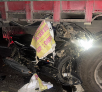 Kecelakaan maut di Jalan Raya Sungai Mawang, Kabupaten Sanggau, setelah sepeda motor menabrak truk Mitsubishi Fuso yang mogok pada Kamis malam. (Foto: Res-Sgu)