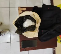 Petugas Ditresnarkoba Polda Sumut menunjukkan barang bukti sabu seberat 1 kilogram hasil penangkapan kurir di Deli Serdang. (Mediahub.polri.go.id)
