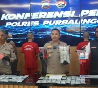Wakapolres Purbalingga Kompol Agus Amjat Purnomo menunjukkan barang bukti obat terlarang hasil ungkapan kasus Satresnarkoba. (mediahub.polri.go.id)
