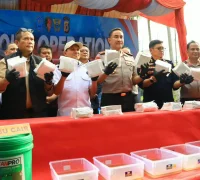 Petugas gabungan Polri, BNN, dan Bea Cukai mengungkap laboratorium sabu jaringan internasional di Pidie, Aceh, dengan barang bukti hampir 1,2 ton bruto narkotika. (humas.polri.go.id)