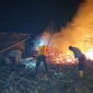 Petugas memadamkan api yang membakar 6 hektare lahan dekat Perumahan Seruat Mansion Kubu Raya.