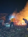 Petugas memadamkan api yang membakar 6 hektare lahan dekat Perumahan Seruat Mansion Kubu Raya.