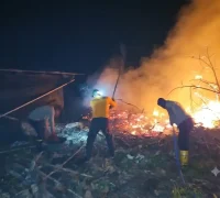 Petugas memadamkan api yang membakar 6 hektare lahan dekat Perumahan Seruat Mansion Kubu Raya.