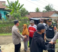 Petugas Satgas Trauma Healing Polri memberikan pendampingan psikologis kepada korban longsor di Cilacap. (mediahub.polri.go.id)