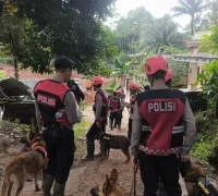 Petugas SAR dan Unit K9 melakukan pencarian korban longsor di Cilacap. (mediahub.polri.go.id)