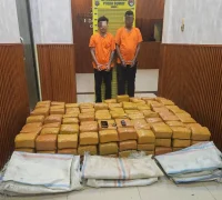 Petugas Ditresnarkoba Polda Sumut menunjukkan barang bukti 255 kilogram ganja yang disita dari dua kurir asal Aceh. (mediahub.polri.go.id)