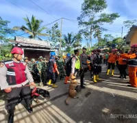 Personel Polda Jateng dan Unit K9 melakukan pencarian korban longsor di Banjarnegara. (mediahub.polri.go.id)