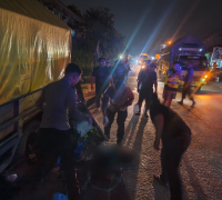 Kondisi sepeda motor Honda Beat dan truk yang terlibat tabrakan maut di Jalan Merdeka Timur, Sekadau, Kamis dini hari. (Foto: Res-Sekadau)
