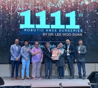 Direktur Medis Dr Mahadhir Alhady Sulaiman, Dokter Spesialis Ortopedi Dr Lee Woo Guan, GM KPJ Kuching Nor Azlina Jemain, CEO Regional Malaysia Timur Dr Kenny Yeap Kim Pey, bersama Zimmers Representative and Johnson and Johnson Representative.