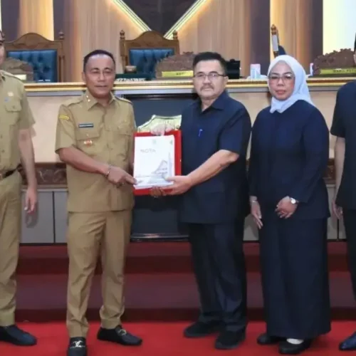 Wakil Gubernur Kalimantan Barat Krisantus Kurniawan menyampaikan Nota Penjelasan Ranperda APBD Kalbar 2027 dalam Rapat Paripurna DPRD Kalbar di Pontianak.