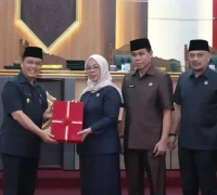 Gubernur Kalbar Ria Norsan menyampaikan Nota Penjelasan APBD Perubahan Kalbar 2026 dalam Rapat Paripurna DPRD Kalbar.