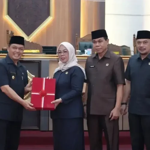 Gubernur Kalbar Ria Norsan menyampaikan Nota Penjelasan APBD Perubahan Kalbar 2026 dalam Rapat Paripurna DPRD Kalbar.