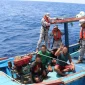 Petugas APMM mengamankan kapal yang mengangkut empat nelayan Indonesia yang diduga melakukan penangkapan ikan ilegal di perairan Sarawak, Malaysia.