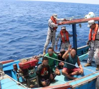 Petugas APMM mengamankan kapal yang mengangkut empat nelayan Indonesia yang diduga melakukan penangkapan ikan ilegal di perairan Sarawak, Malaysia.