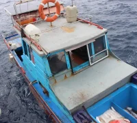 APMM Sarawak mengamankan kapal nelayan Indonesia tanpa registrasi di perairan utara Sarawak bersama dua WNI.