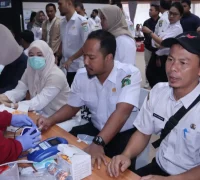 ASN Kalimantan Barat mengikuti aksi donor darah ASN Kalbar Peduli yang digelar BPSDM Kalbar dalam rangka HUT ke-69 Pemprov Kalbar. (IST)
